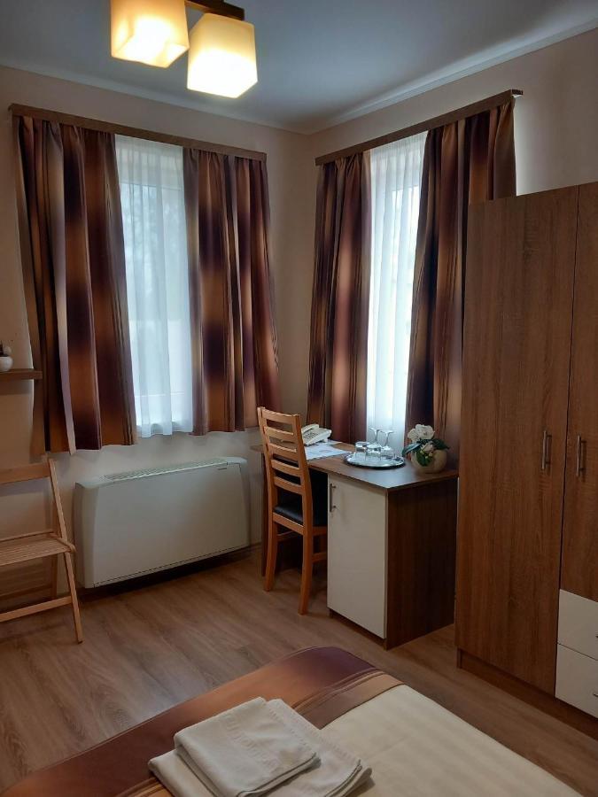 Kata Panzio Hotel Oroszlány Exterior photo